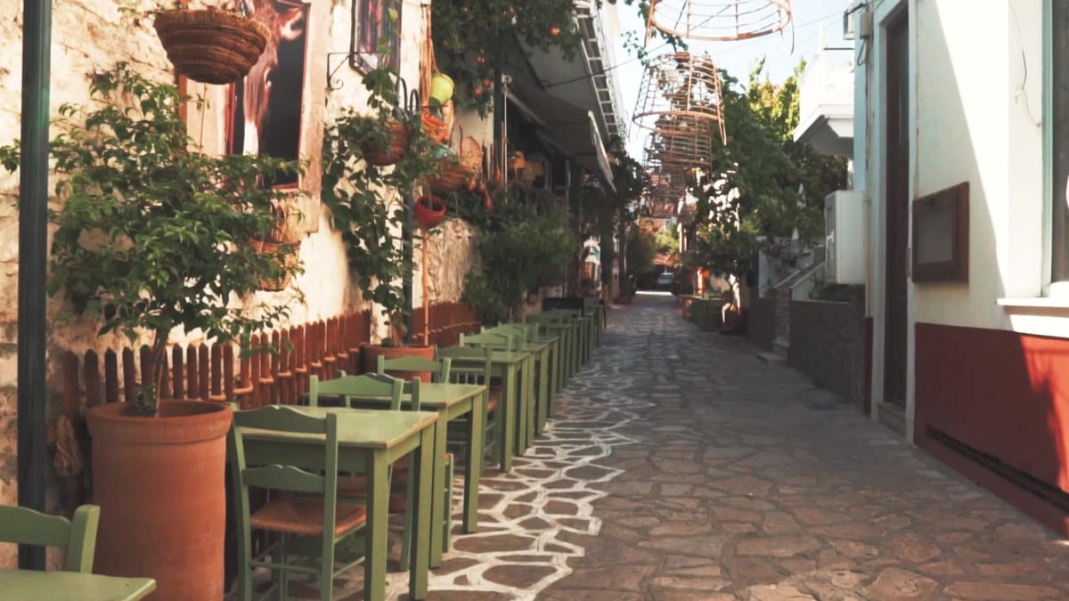 Σερβιτόρος σε ταβέρνα με θέα στη θάλασσα